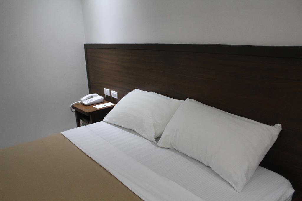 West Makati Hotel Makati City Phòng bức ảnh