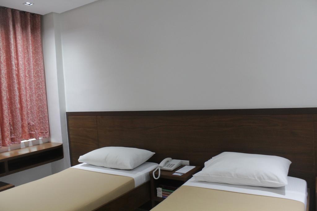 West Makati Hotel Makati City Phòng bức ảnh