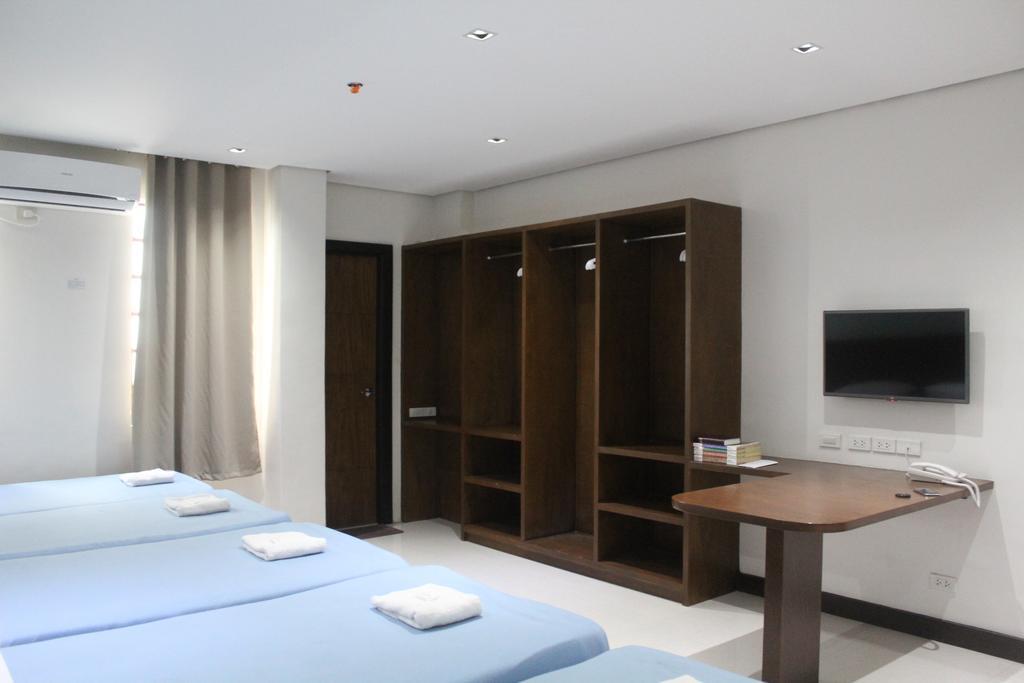 West Makati Hotel Makati City Phòng bức ảnh
