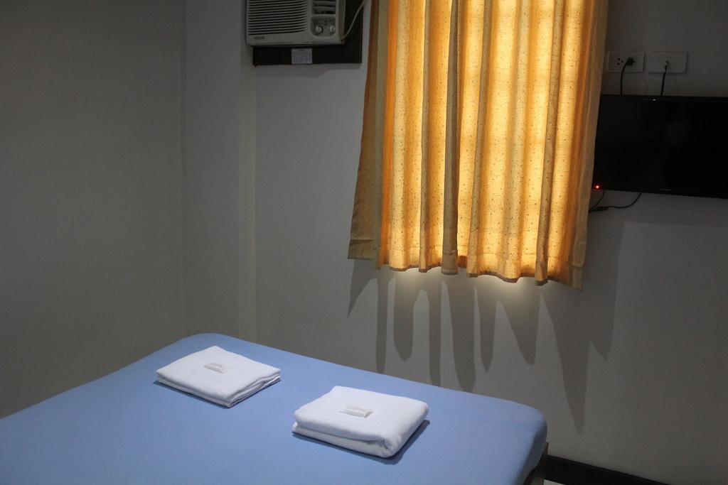 West Makati Hotel Makati City Phòng bức ảnh