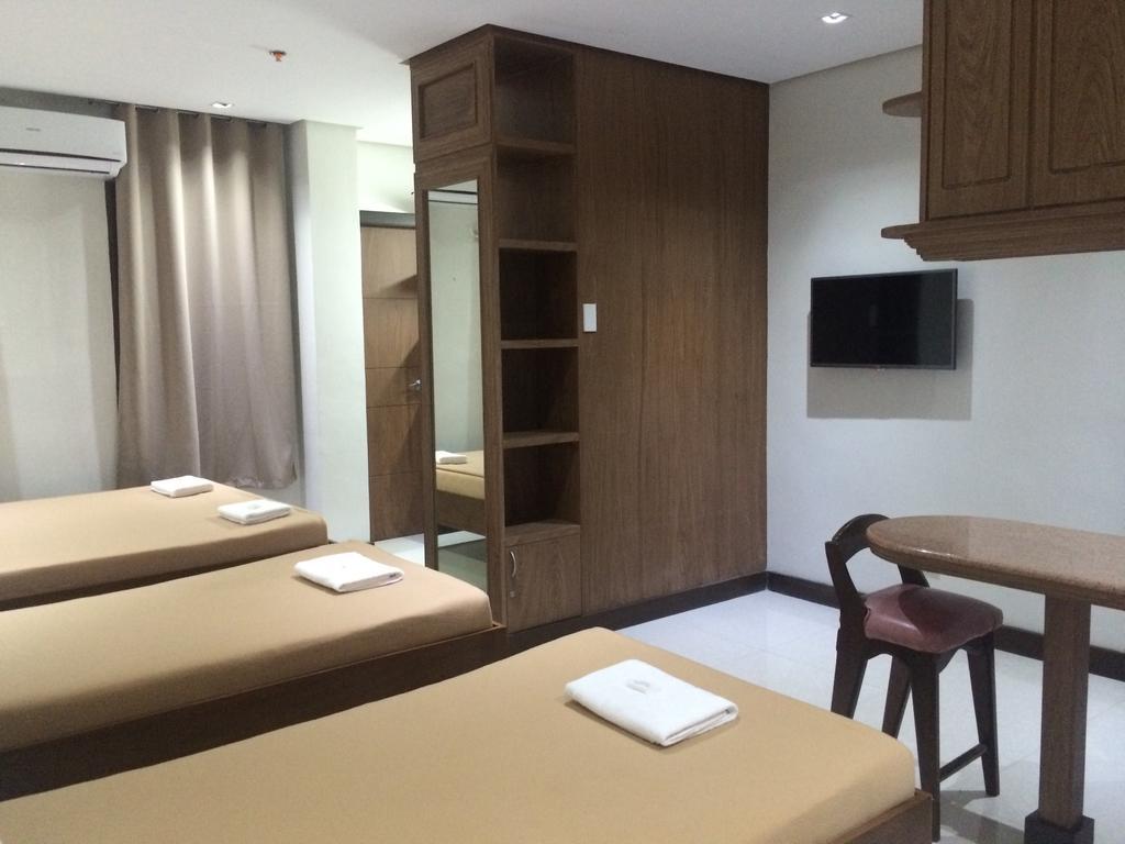 West Makati Hotel Makati City Phòng bức ảnh