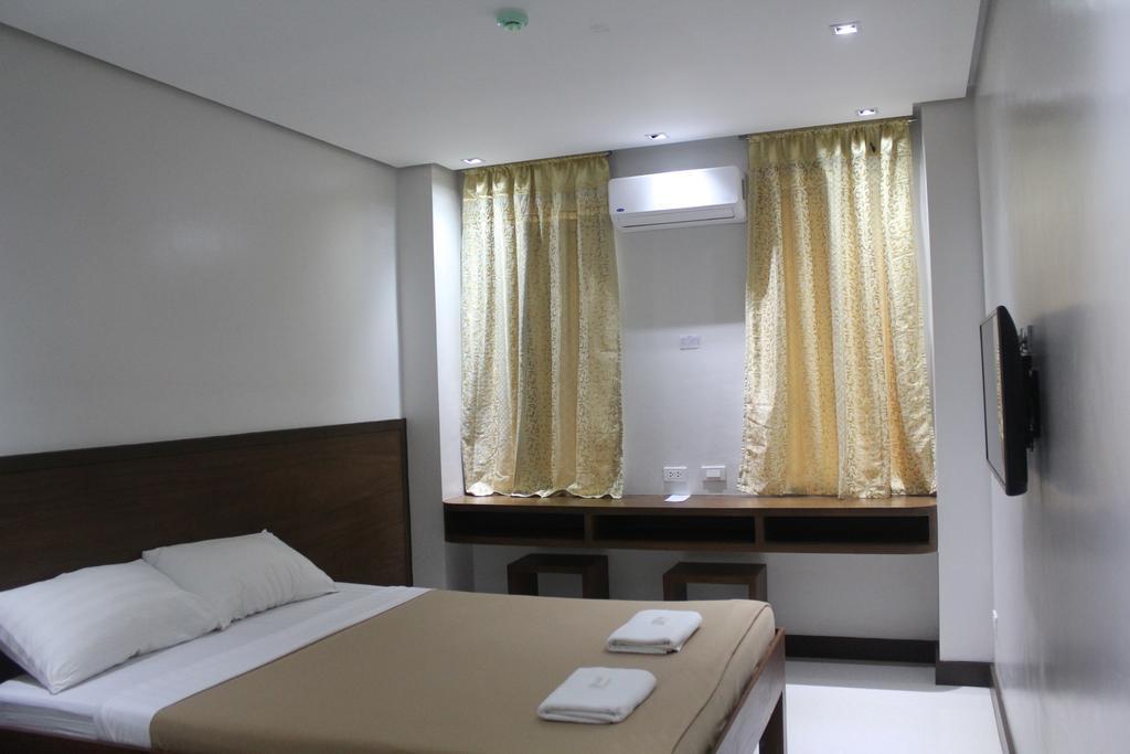 West Makati Hotel Makati City Phòng bức ảnh