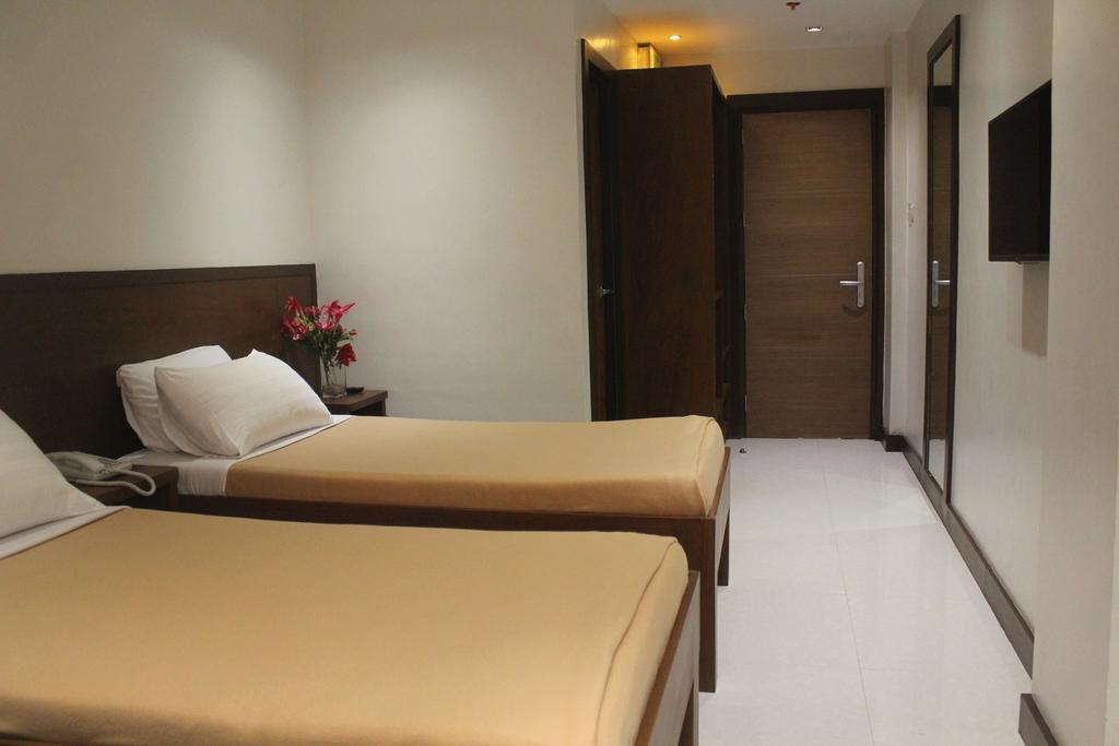 West Makati Hotel Makati City Phòng bức ảnh